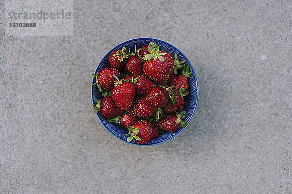 Frische  reife rote Erdbeeren in blauer Schale