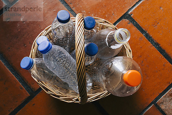 Plastikwasserflaschen im Korb recycelt