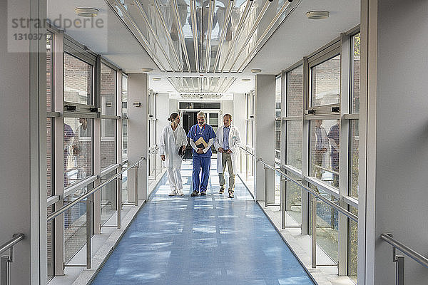 Ärzte sprechen und gehen im Krankenhauskorridor