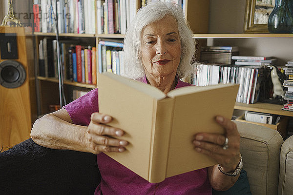 Ältere Frau liest Buch