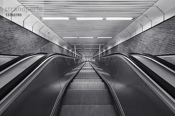 Schwarz und Weiß einer abwärtsfahrenden Rolltreppe
