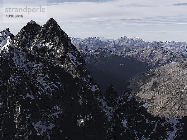 Blick auf eine schroffe Bergkette  Ischgl  Tirol  Österreich