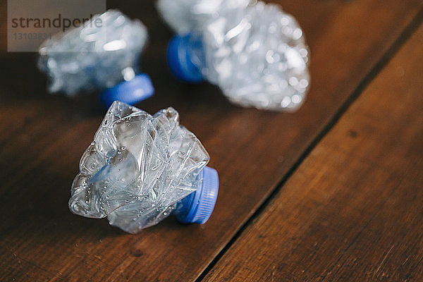 zerknitterte  recycelte Plastikwasserflaschen