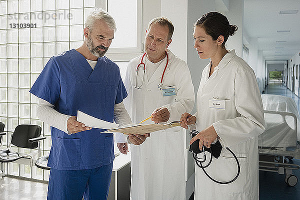Ärzte besprechen Krankenakte auf dem Krankenhausflur