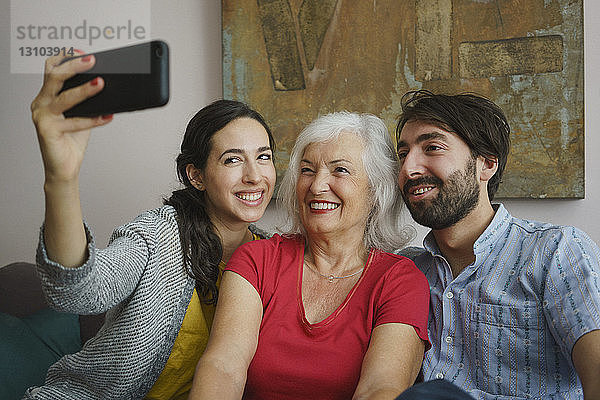 Ältere Mutter macht Selfie mit Tochter und Sohn