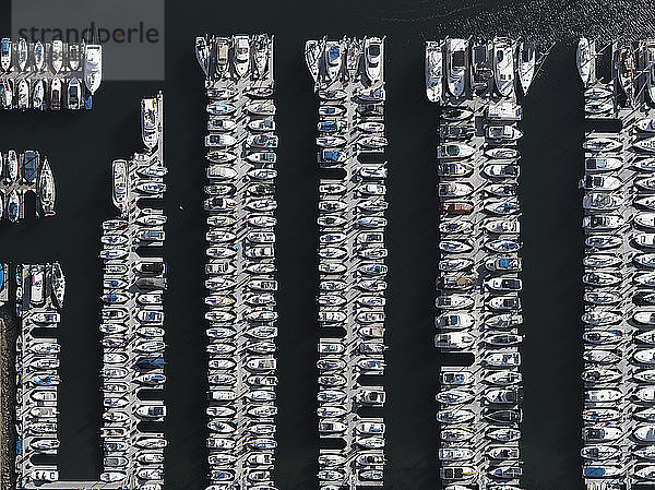 Luftaufnahme von Booten  die im sonnigen Hafen von Los Angeles  Kalifornien  USA  vor Anker liegen