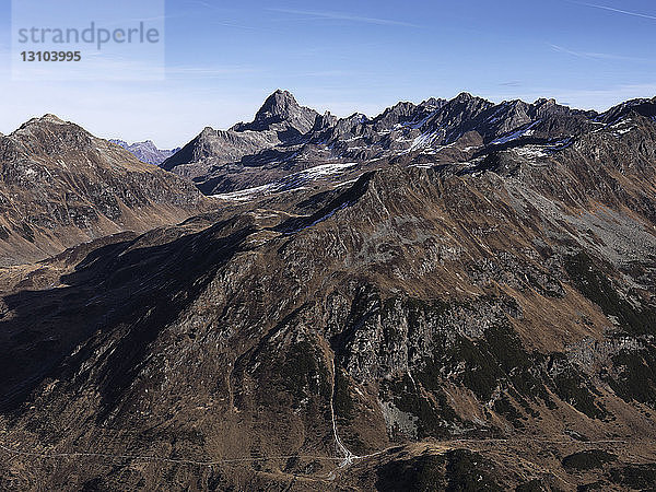 Blick auf zerklüftete braune Bergkette  Ischgl  Tirol  Österreich