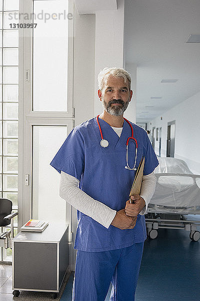 Porträt selbstbewusster männlicher Arzt im Krankenhausflur