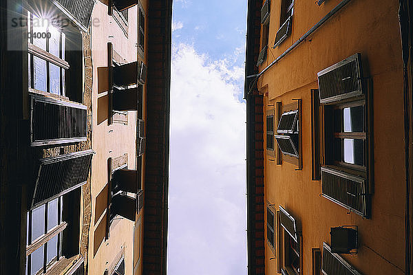 Blick von unten auf Wohnhäuser  Florenz  Toskana  Italien