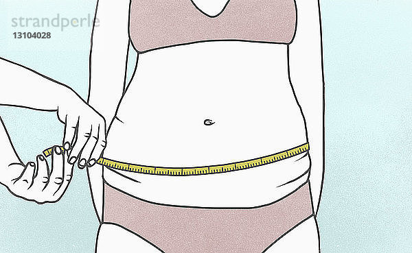 Übergewichtige Frau misst Taille mit Maßband