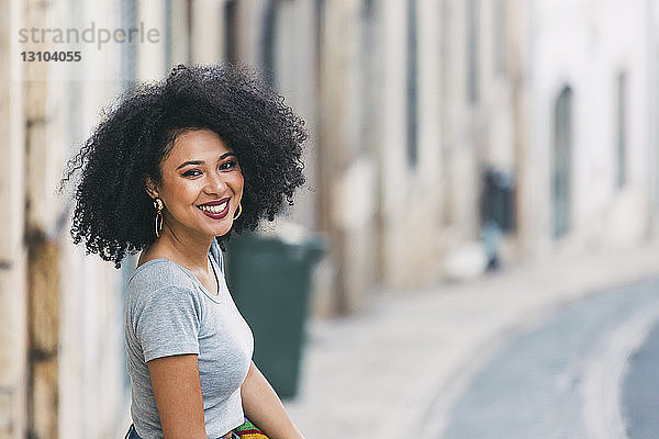 Porträt junge Frau lächelnd auf Straße