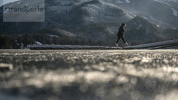 Frau in warmer Kleidung beim Spaziergang auf dem winterlichen Seedock  Whistler  British Columbia  Kanada