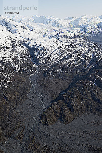Schneebedeckte Berge und Colony Glacier  Knik Valley  Anchorage  Alaska  USA