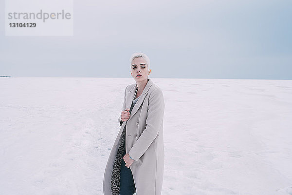 Porträt selbstbewusste junge Frau in verschneiter Landschaft