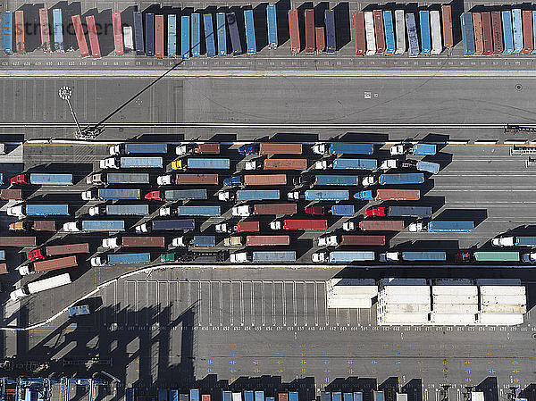 Luftaufnahme Sattelschlepper mit Containern im sonnigen Rangierbahnhof  Los Angeles  Kalifornien  USA