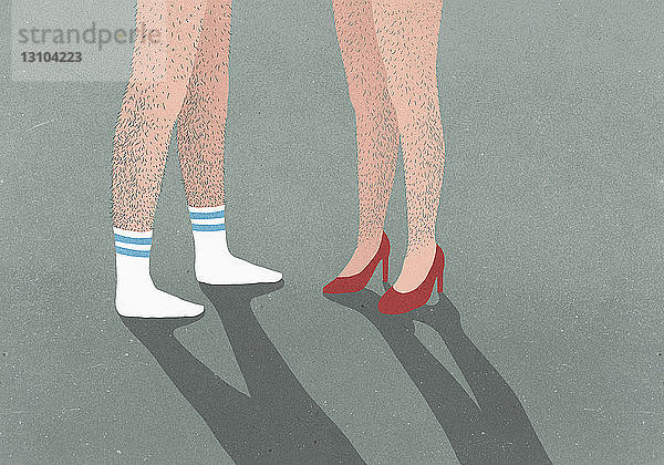 Tiefschnitt eines Mannes mit Sportsocken und einer Frau mit hohen Absätzen  beide mit behaarten Beinen