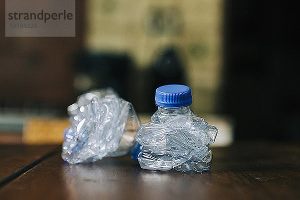 zerknitterte  recycelte Plastikwasserflaschen