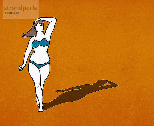 Porträt selbstbewusste übergewichtige Frau im Bikini auf orangefarbenem Hintergrund