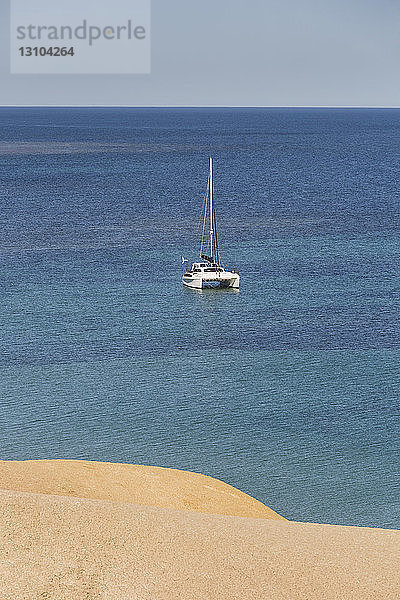 Katamaran auf sonnigem  ruhigem Meer  Port Willunga  Südaustralien  Australien