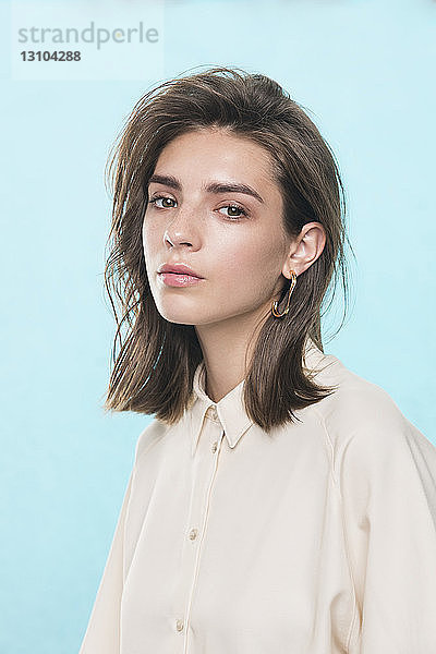 Porträt eines weiblichen Modemodells vor blauem Hintergrund