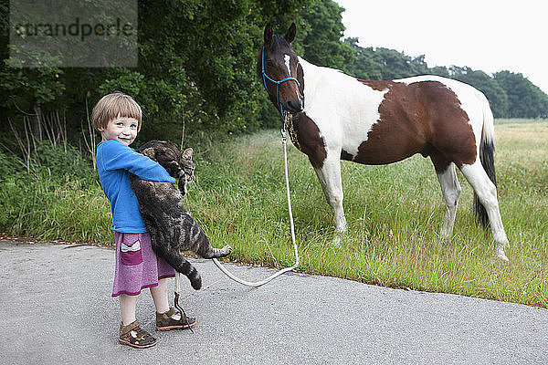 Portrait süßes Mädchen mit Pferd und Katze