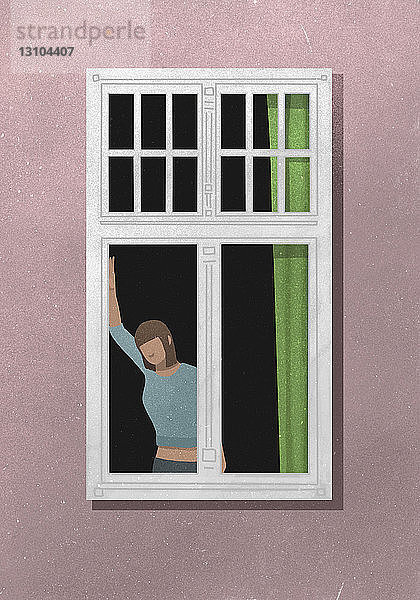 Blick von außen auf eine Frau  die an einem Fenster steht