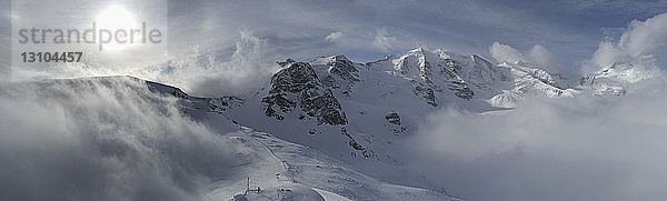 Panoramablick auf die Bergkette Bermina  Diavolezza  Schweiz