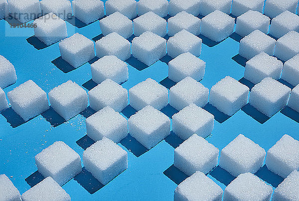Zuckerwürfelmuster auf blauem Hintergrund