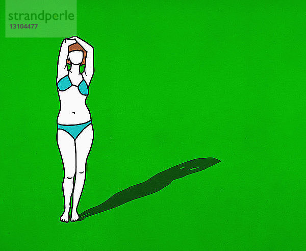 Portrait selbstbewusste Frau im Bikini auf grünem Hintergrund