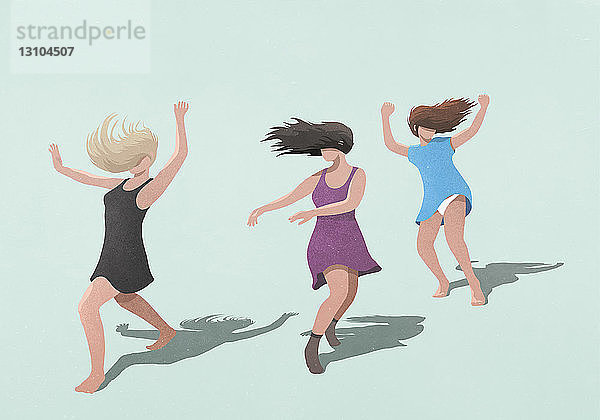 Sorglose Frauen in Kleidern tanzen auf blauem Hintergrund