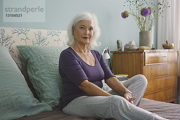 Porträt selbstbewusste ältere Frau  die sich auf dem Bett entspannt