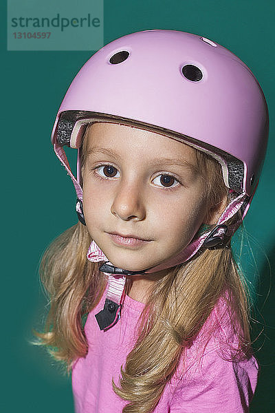 Close up Porträt selbstbewusstes Mädchen trägt rosa Helm