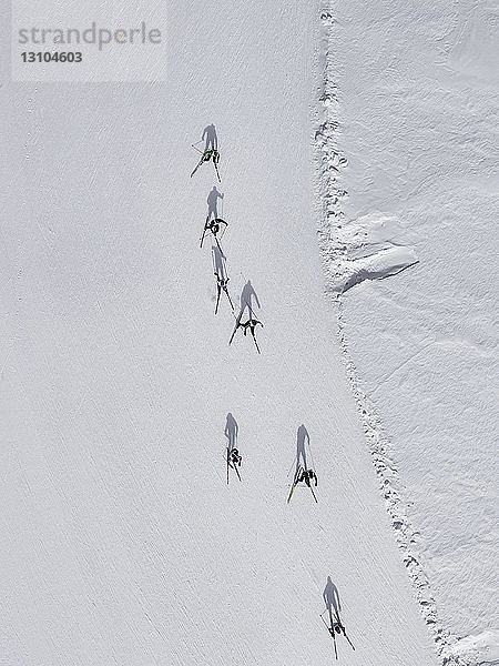 Luftaufnahme von Skifahrern auf einer verschneiten Piste  St. Moritz  Schweiz