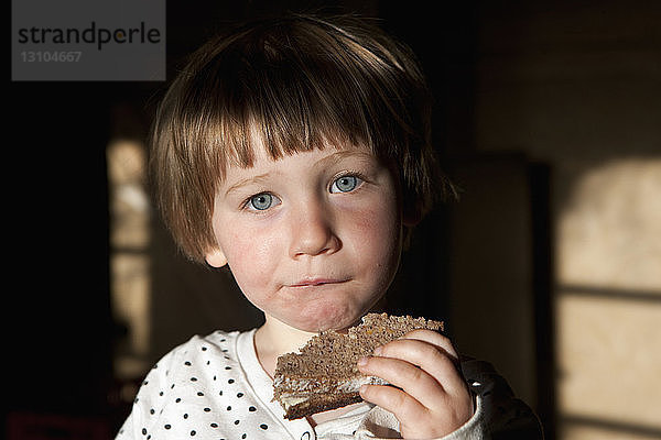 Portrait süßes Mädchen isst Sandwich