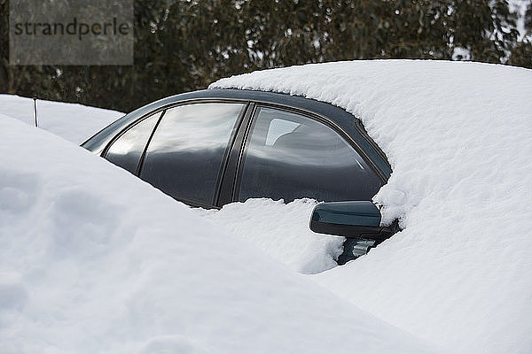 Schnee bedeckt geparktes Auto