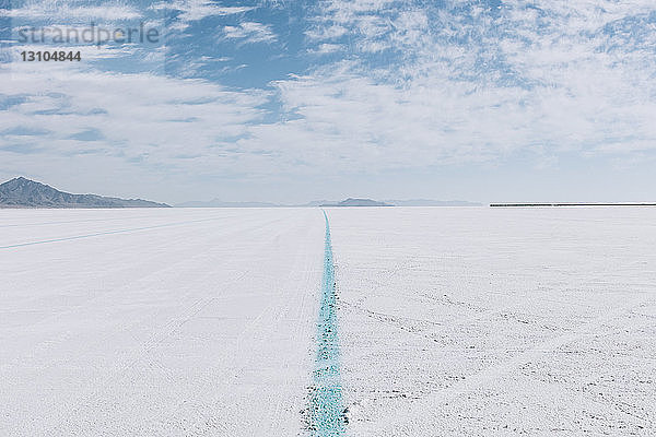 Gemalte blaue Linie auf Salt Flats  die die Rennstrecke markiert
