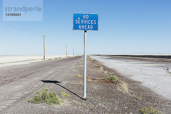 Kein Service Vor dem Schild entlang der abgelegenen Wüstenstraße