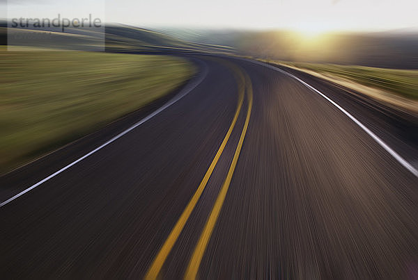 Verschwommene Sicht auf eine Autobahn  die Straße vor uns