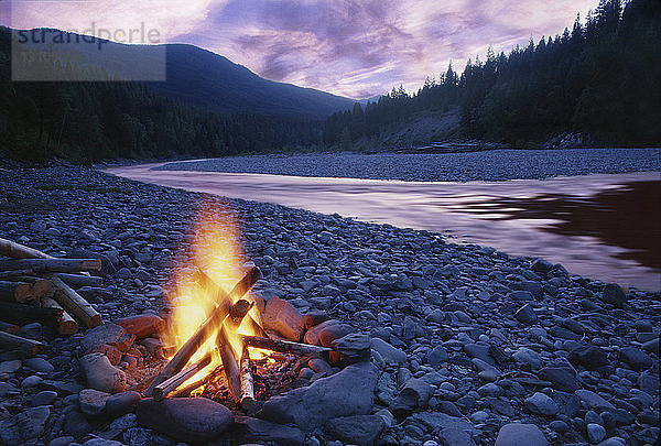 Lagerfeuer am Ufer der South Fork des Flathead River im Bob-Marshall-Wildnisgebiet von Montana  USA
