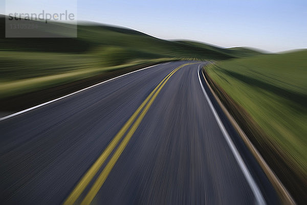 Verschwommene Sicht auf eine Autobahn  die Straße vor uns