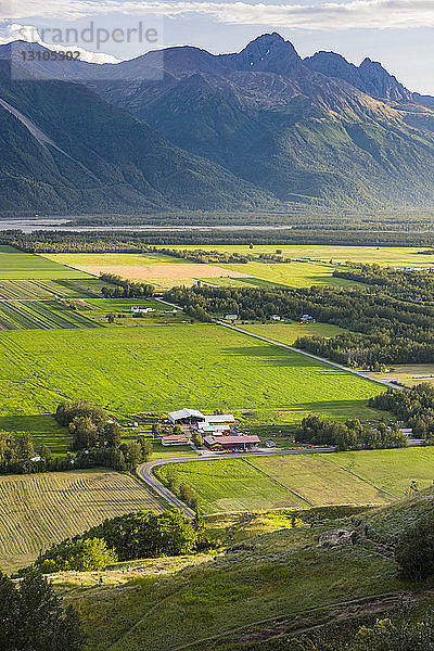 Erhöhte Ansicht von Ackerland unterhalb des Butte und Goat Mountain in Palmer  Süd-Zentral-Alaska; Palmer  Alaska  Vereinigte Staaten von Amerika