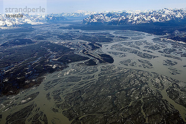 Luftaufnahme des Kupferflussdeltas und des Chugach National Forest östlich von Cordova  Alaska