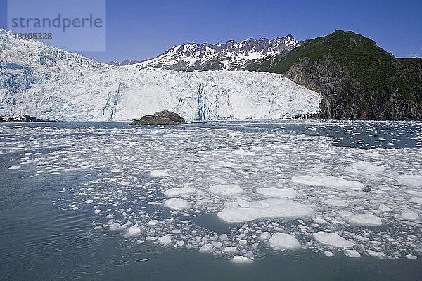 Ansicht des Aialik Gletschers mit Eisscholle im Vordergrund Kenai Fjords National Park Kenai Mountains Alaska