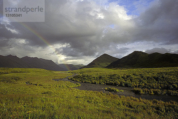 Regenbogen über Ayakulik River in der Nähe von Red Lake Kodiak ist Ak Sw Sommer