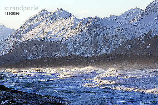 Wellen in der Kachemak Bay während eines Wintersturms in Homer  Alaska