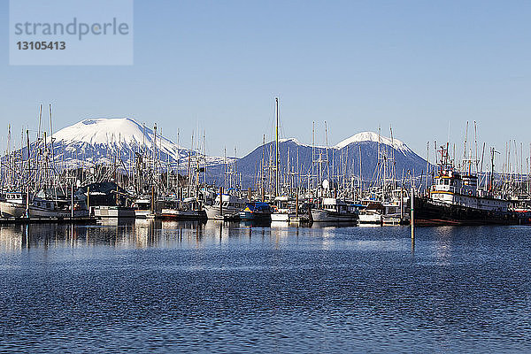 Boote im Hafen und schneebedeckte Berge im Hintergrund; Sitka  Alaska  Vereinigte Staaten von Amerika