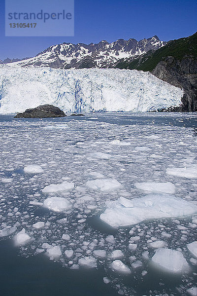 Ansicht des Aialik Gletschers mit Eisscholle im Vordergrund Kenai Fjords National Park Kenai Mountains Alaska