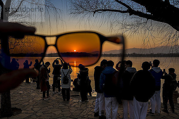 Sonnenuntergang am Sommerpalast durch eine Sonnenbrille gesehen  Der Sommerpalast; Peking  China