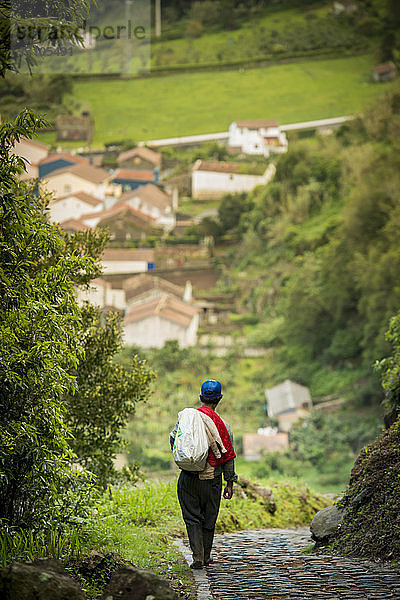 Einheimischer Mann  der eine Tasche trägt; Faial Da Terra  Sao Miguel  Azoren  Portugal