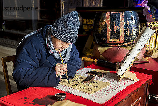 Mönch übt Kalligrafie im Tempel der Weißen Wolke; Peking  China